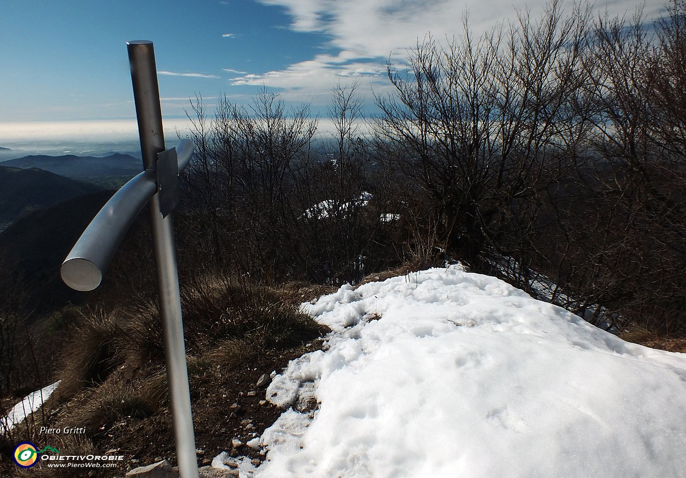 37 Dalla croce piccola della cima si intravede quella grande dell'anticima.JPG